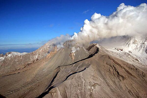 The 3,283-meter (10,771-foot) Shiveluch volcano increased its volcanic activity in May 2009 - Sputnik International