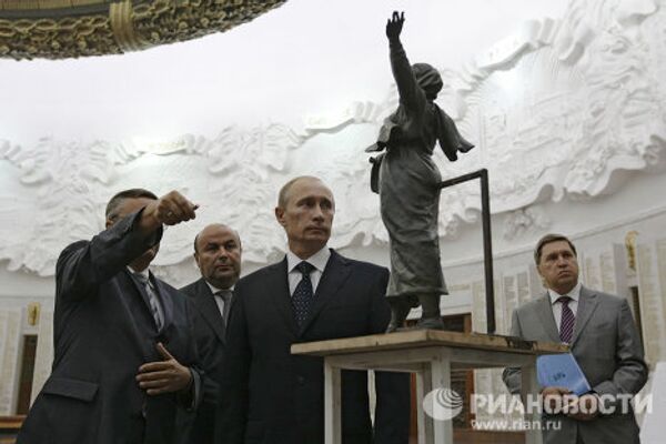 Putin shown monument projects of new Glory Memorial - Sputnik International