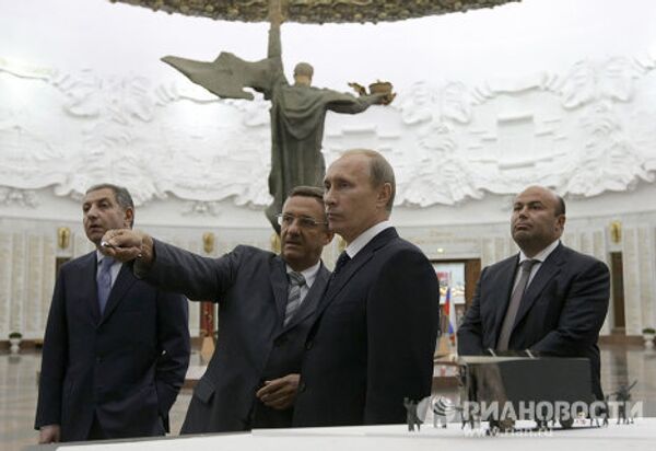 Putin shown monument projects of new Glory Memorial - Sputnik International