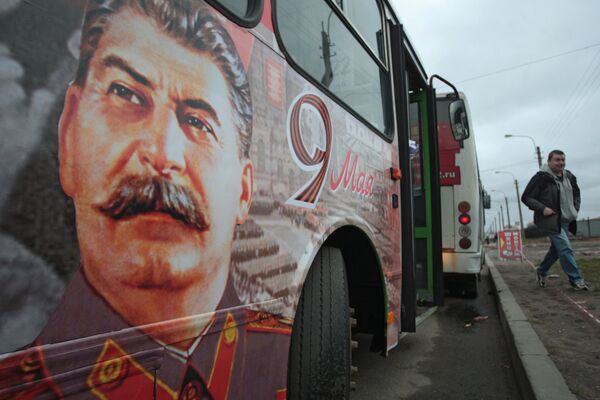 Bus with portrait of Josef Stalin in St. Petersburg - Sputnik International