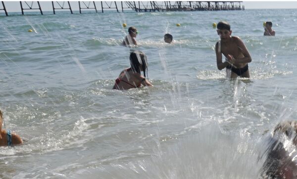 Children bathing in the sea - Sputnik International