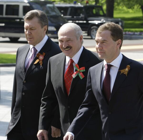 Viktor Yanukovych, Alexander Lukashenko and Dmitry Medvedev (from left to right). Archive. - Sputnik International