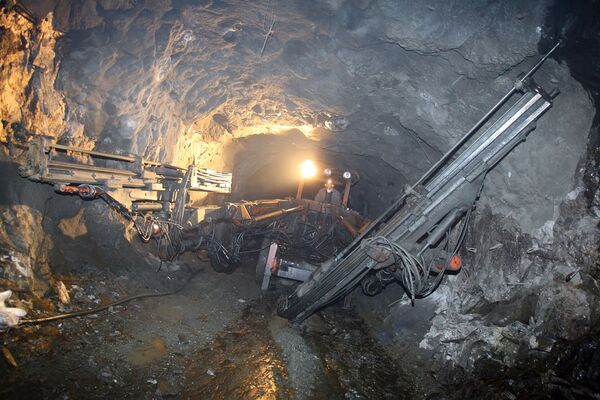 Some 200 miners leave east Ukrainian mine as it catches fire - Sputnik International