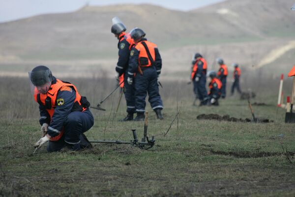 Russian, Serbian sappers conduct mine clearing in central Serbia - Sputnik International