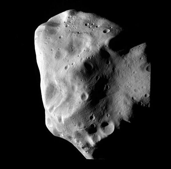 Pictures of Lutetia asteroid made during closest approach. - Sputnik International
