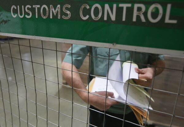 Russian customs agents seize 6 tons of luxury furs at China border  - Sputnik International