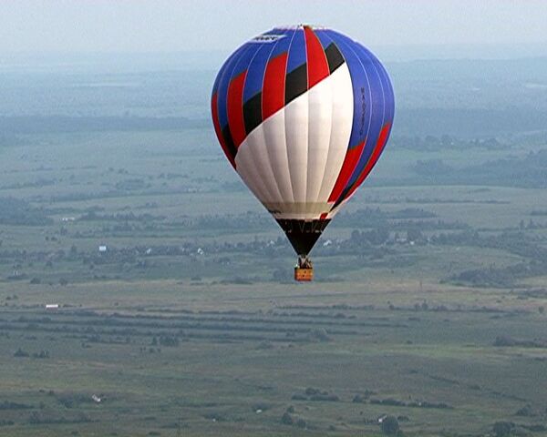 A hot air balloon pilot becomes a professional after a flight over a city  - Sputnik International