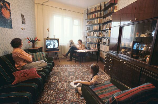 Quarter of Russians Prefer Watching TV to Relax - Sputnik International