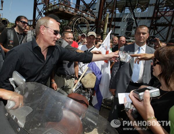 Vladimir Putin and the Night Wolves at bike show - Sputnik International