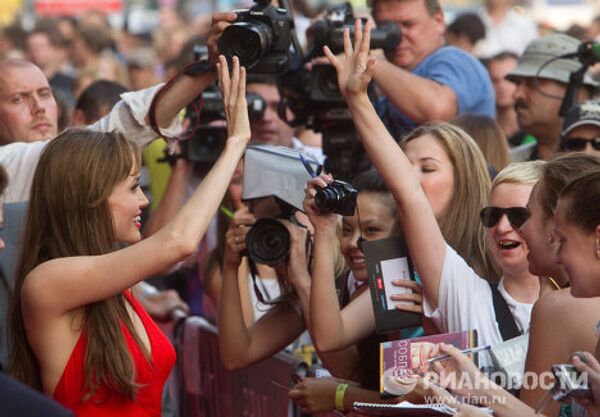 Lady in red: Angelina Jolie at the premiere of the spy movie Salt in Moscow - Sputnik International
