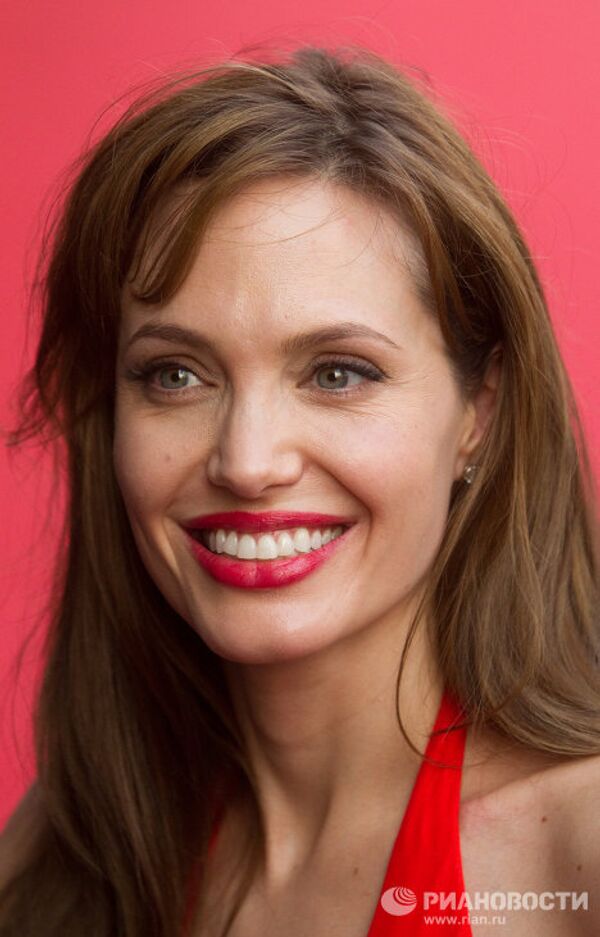 Lady in red: Angelina Jolie at the premiere of the spy movie Salt in Moscow - Sputnik International