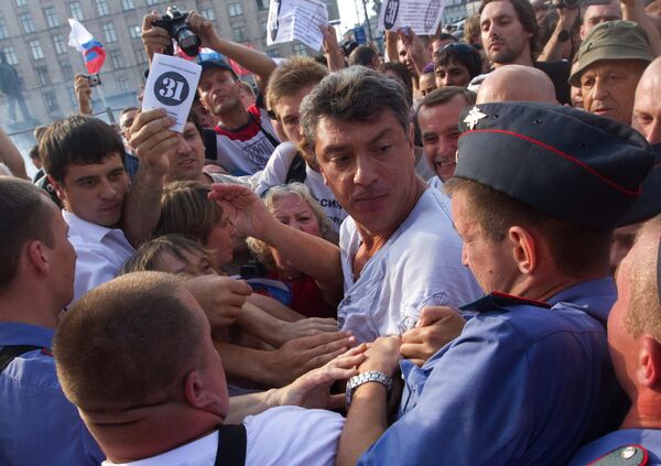 Police detained Russian opposition leader Boris Nemtsov among at least 15 protesters who took part in an unauthorized March of Dissent rally in downtown Moscow... - Sputnik International