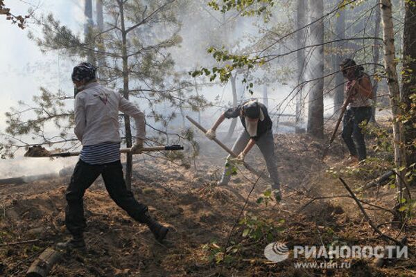 Fighting wildfires in central Russia - Sputnik International