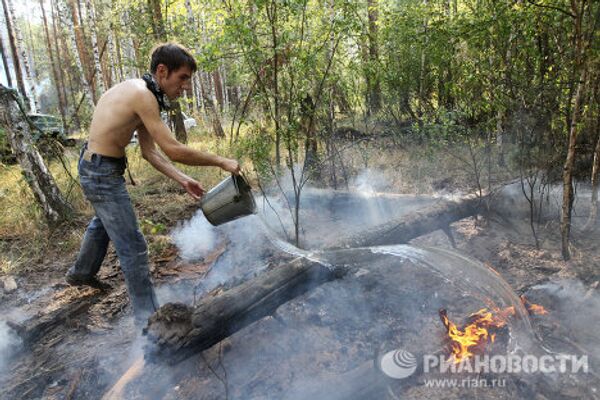 Fighting wildfires in central Russia - Sputnik International
