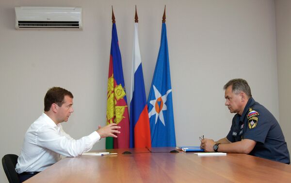 Russian President Dmitry Medvedev and Emergency Situations Minister Sergei Shoigu - Sputnik International