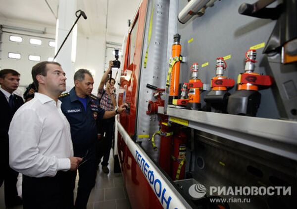 Russian President Dmitry Medvedev at a fire station - Sputnik International