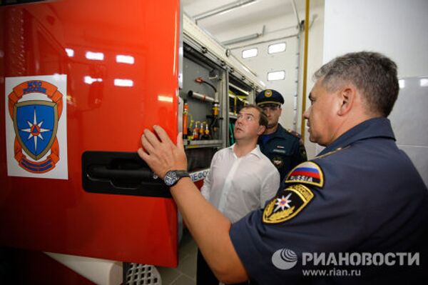 Russian President Dmitry Medvedev at a fire station - Sputnik International