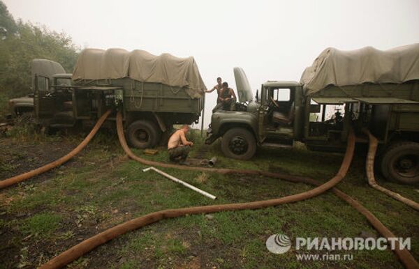 Army battles fires, builds water supply line - Sputnik International