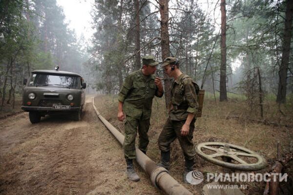 Army battles fires, builds water supply line - Sputnik International
