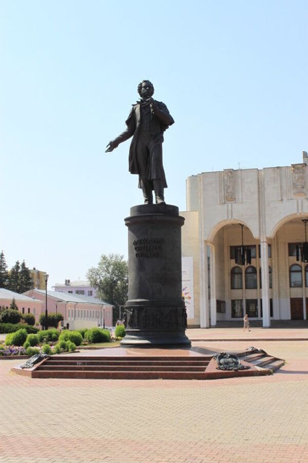 A monument to Alexander Pushkin in Kursk - Sputnik International