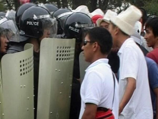 Kyrgyz police disperse crowd with tear gas – video from the scene - Sputnik International