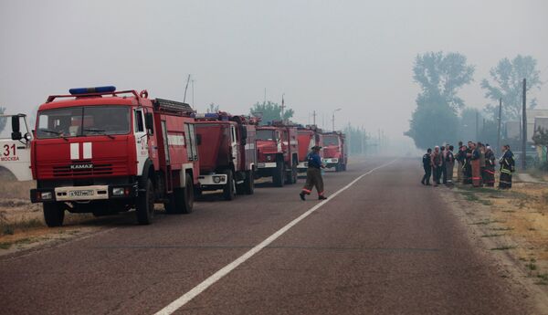 Russian Emergencies Ministry sends additional 1,000 people to tackle fires - Sputnik International