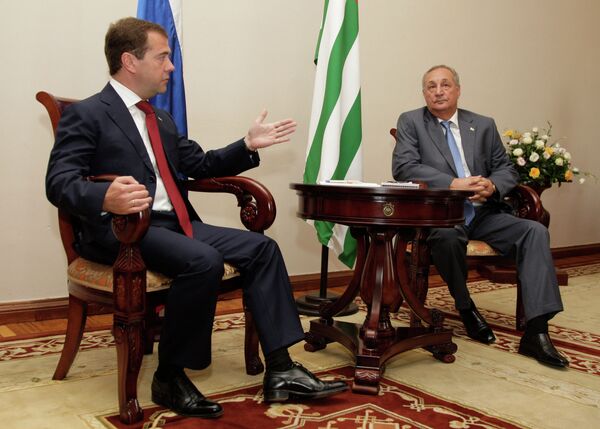 Russian President Dmitry Medvedev arrived on Sunday in Abkhazia. At his meeting with Abkhazian President Sergei Bagapsh, Medvedev said that Russia would develop comprehensive relations with Abkhazia. - Sputnik International