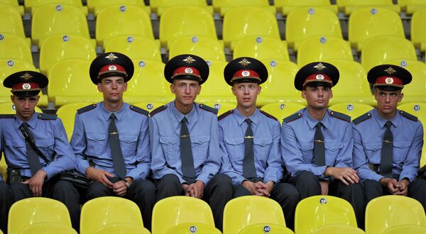 Police officers sitting on the stands - Sputnik International