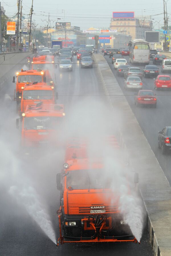 State of the art street cleaning vehicles blast the Moscow smog - Sputnik International