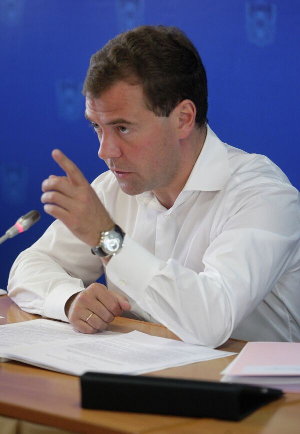 Medvedev promises billion dollars for farmers, urges change in crop insurance system - Sputnik International