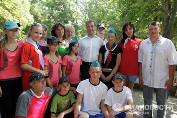 Dmitry Medvedev visits summer camp and farms by the Don River - Sputnik International