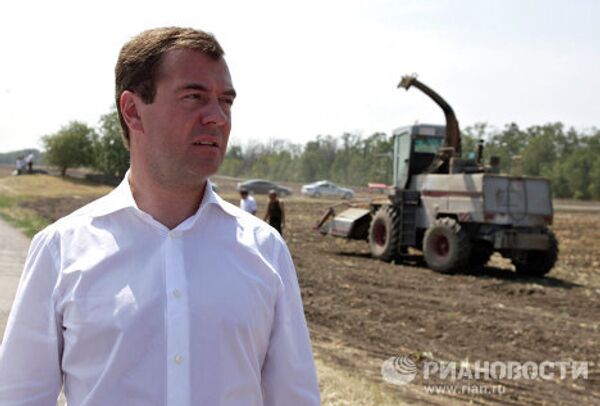 Dmitry Medvedev visits summer camp and farms by the Don River - Sputnik International