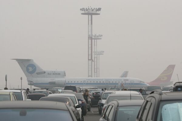  Moscow airports operate normally despite smoke - Sputnik International