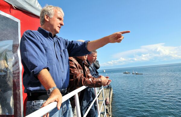 Titanic director Cameron goes to bottom of Lake Baikal - Sputnik International
