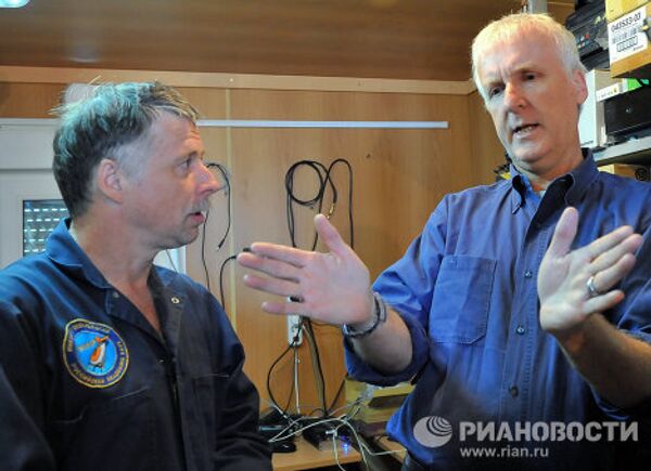 Titanic director Cameron goes to bottom of Lake Baikal - Sputnik International