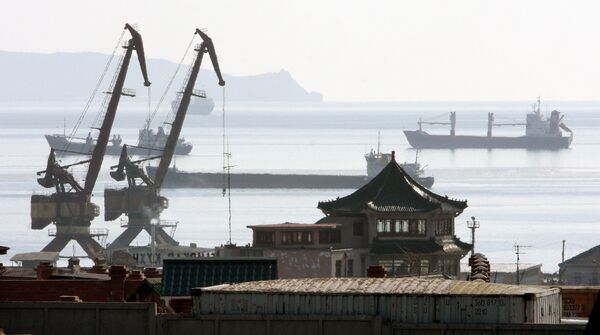 Rescuers said many visitors of the popular Livadiya beach in the city of Nakhodka went into the sea on Monday, despite strong winds and high waves. - Sputnik International