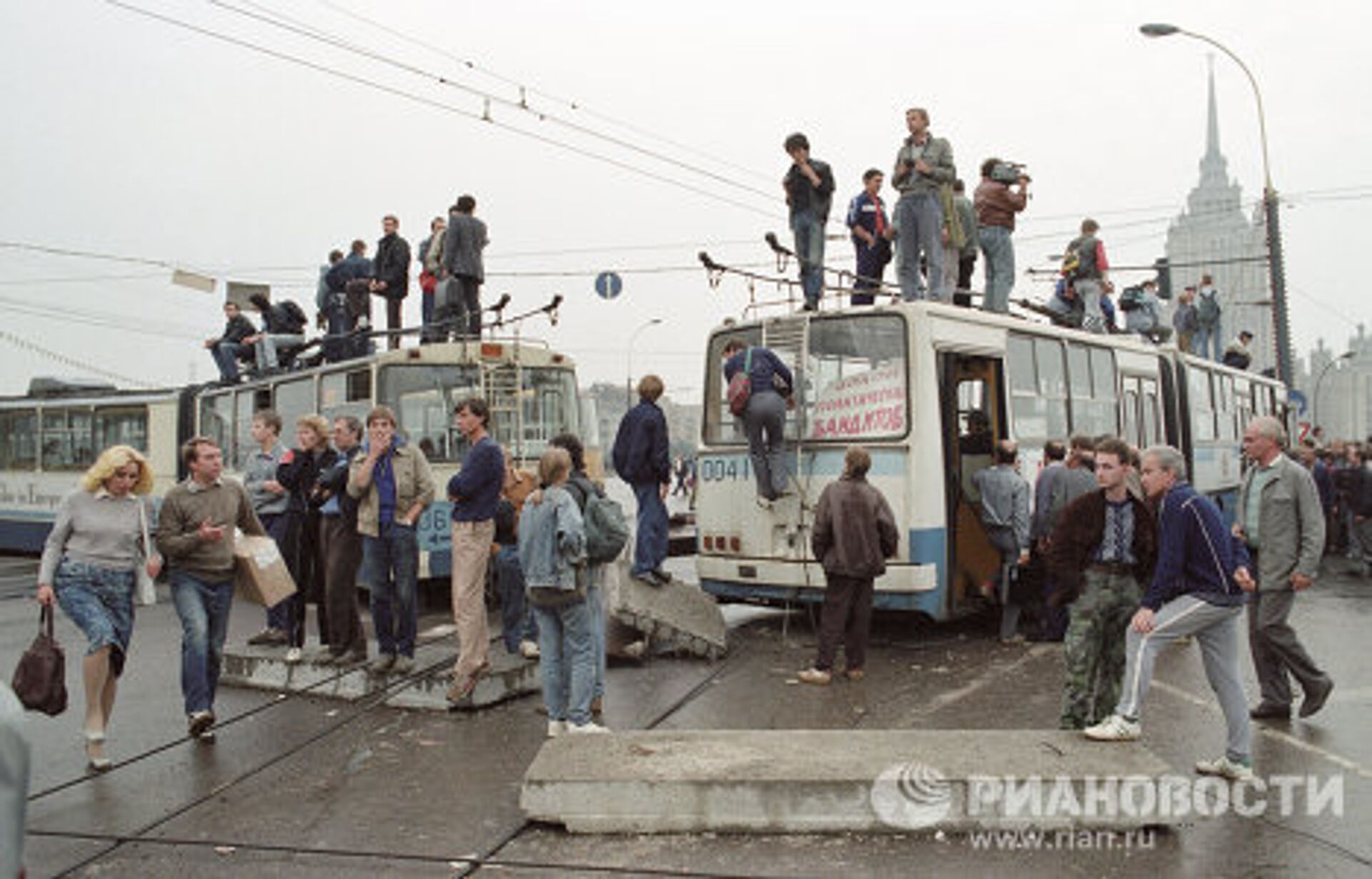 Buses and barricades on Moscow’s streets: August 19, 1991 - Sputnik International, 1920, 07.09.2021