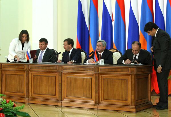 Russia extends lease on military base in Armenia through 2044 - Sputnik International