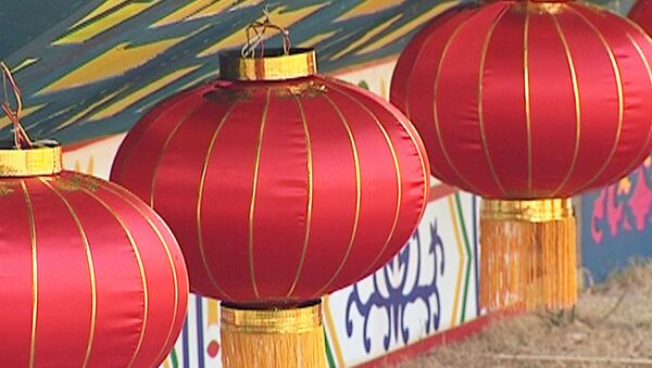 Tons of glassware and silk used to make giant lanterns - Sputnik International