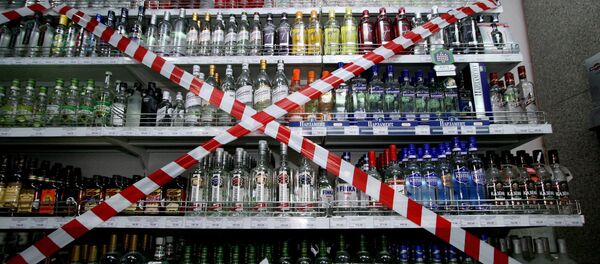 Reduction in alcohol sales hours to lead to moonshine revival - Russian upper house chair - Sputnik International