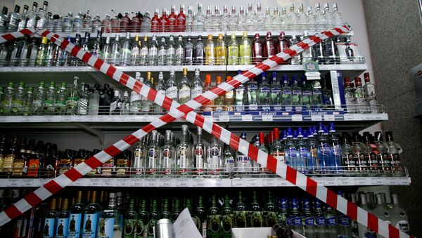 Reduction in alcohol sales hours to lead to moonshine revival - Russian upper house chair - Sputnik International