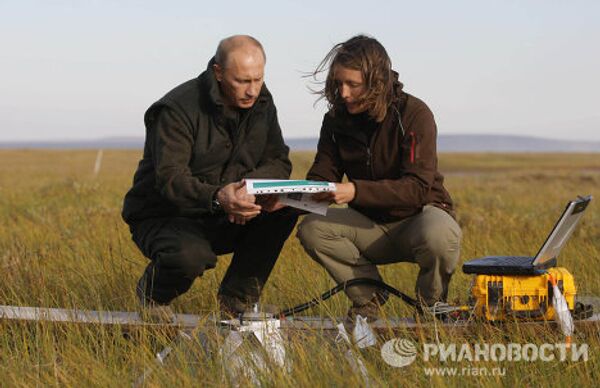 Vladimir Putin studies permafrost in Arctic   - Sputnik International