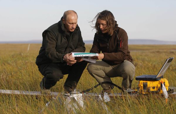 Vladimir Putin studies permafrost in Arctic   - Sputnik International