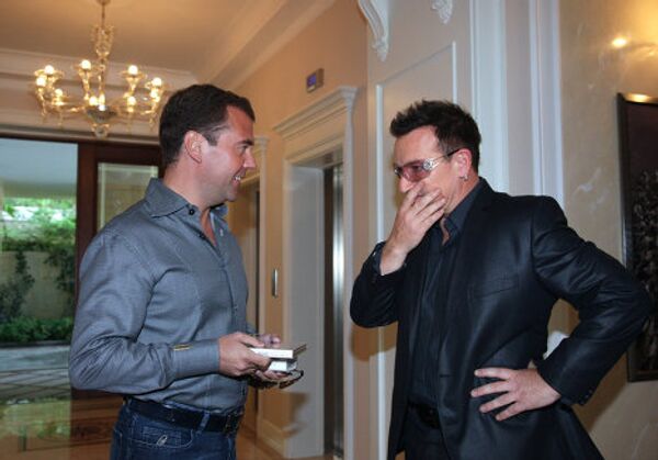 Dmitry Medvedev meets with U2's Bono in Sochi - Sputnik International