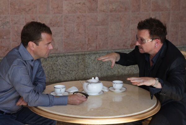 Dmitry Medvedev meets with U2's Bono in Sochi - Sputnik International