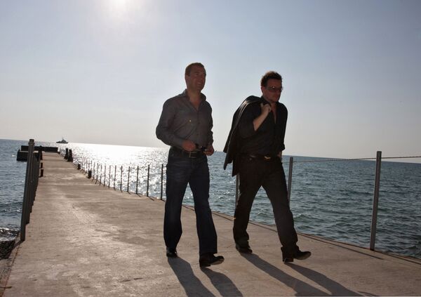 Russian President Dmitry Medvedev and the leader of U2 Bono - Sputnik International