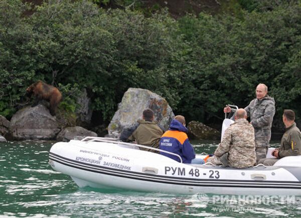 Vladimir Putin visits nature reserve full of bears and salmon - Sputnik International