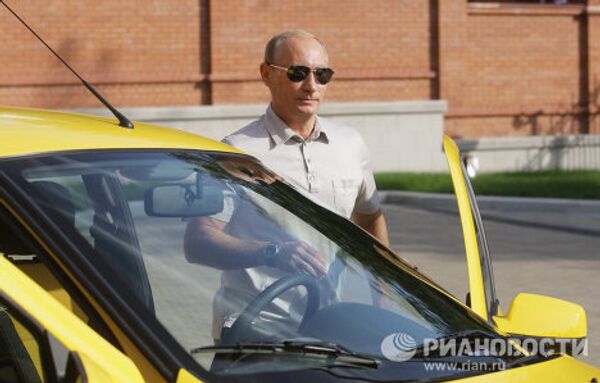 Putin takes Lada car on 2,000 km trip  - Sputnik International
