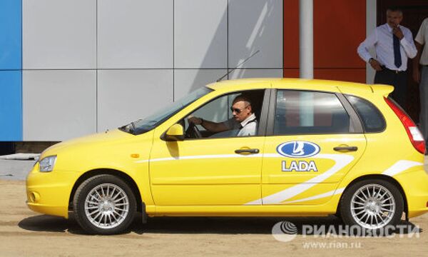 Putin takes Lada car on 2,000 km trip  - Sputnik International