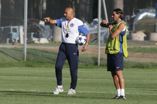 Open training of FC Zenit in St. Petersburg. Luchano Spaletti (left) and football player Miguel Danni - Sputnik International